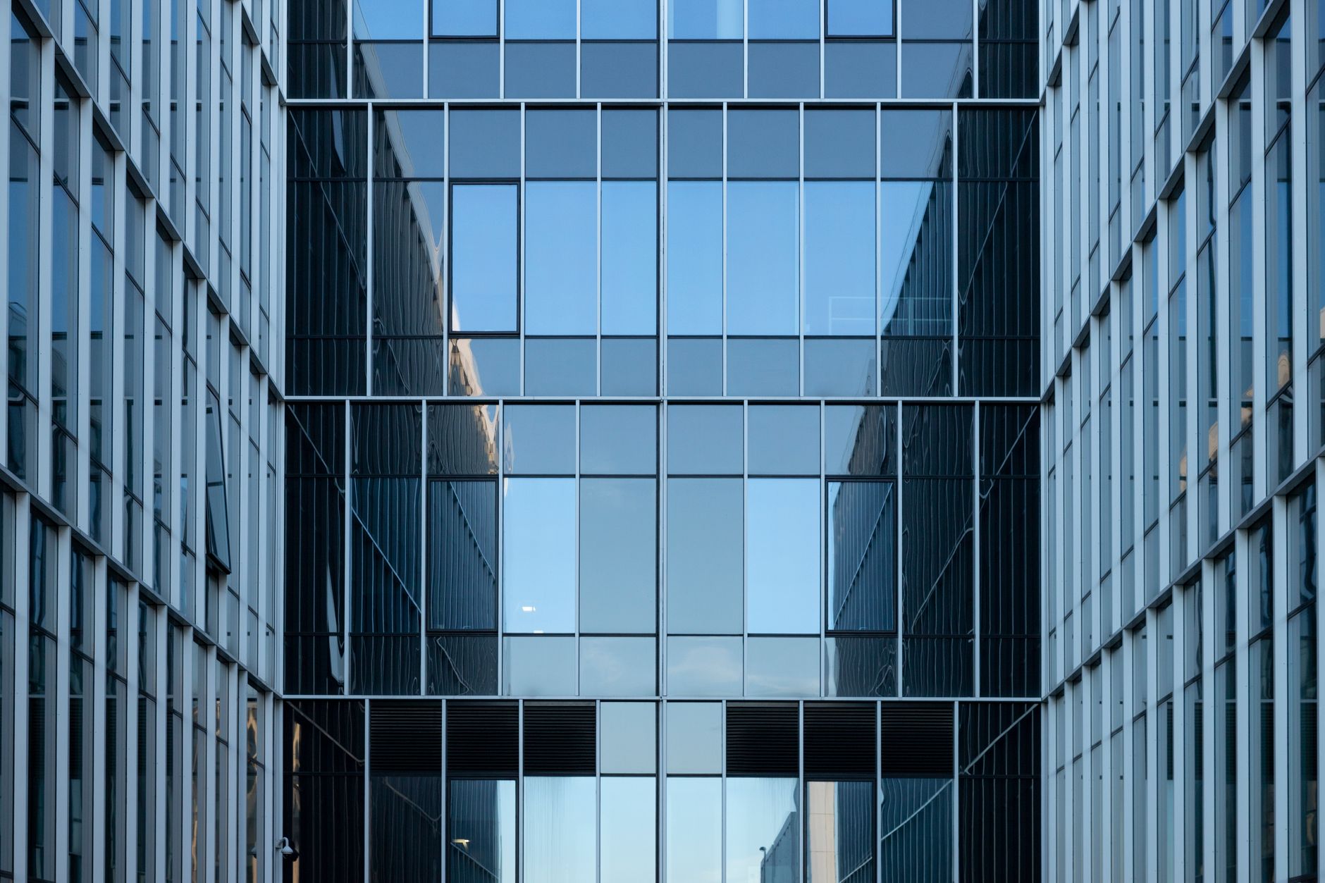 Edificio corporativo moderno con fachada de vidrio